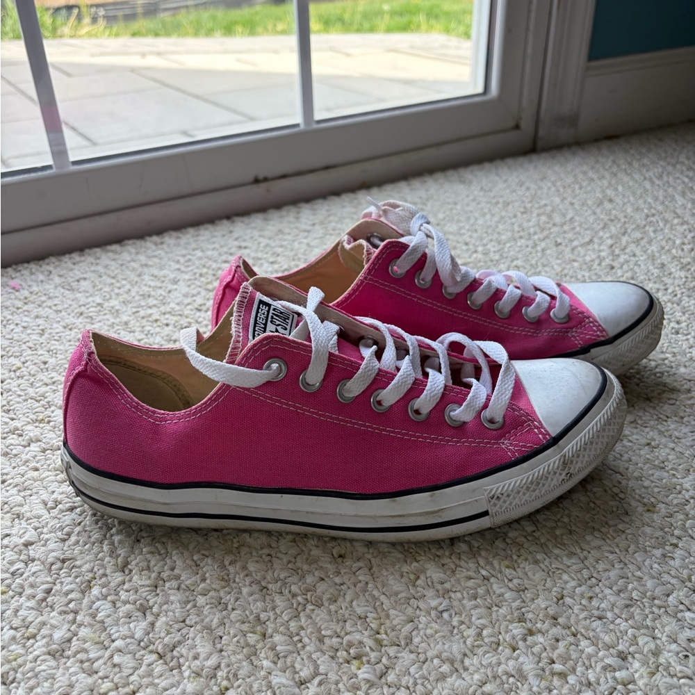 Converse All Star Shoes Pink low top Classic Canvas. Size 9.